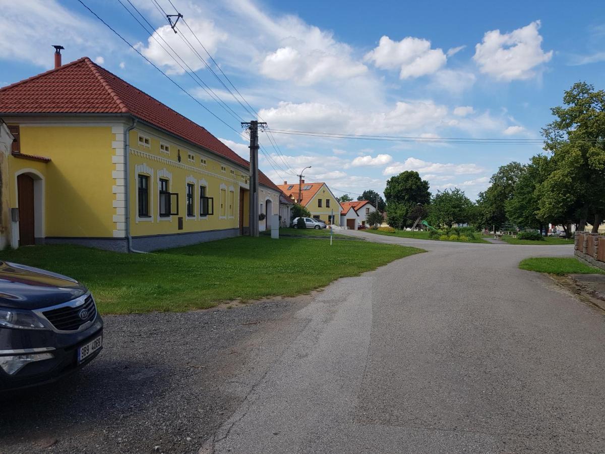 Ubytovani Agnes Jaronice Exterior photo